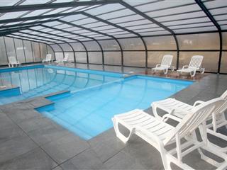 La piscine couverte et chauffée du Camping La Pindière, camping 3 étoiles, emplacement camping, location mobil home à Héric près de Nantes et Canal de Nantes à Brest en Loire Atlantique