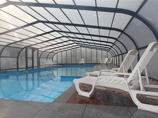 La piscine couverte et chauffée du Camping La Pindière, camping 3 étoiles, emplacement camping, location mobil home à Héric près de Nantes et Canal de Nantes à Brest en Loire Atlantique