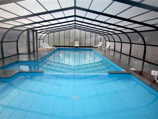 La piscine couverte et chauffée du Camping La Pindière, camping 3 étoiles, emplacement camping, location mobil home à Héric près de Nantes et Canal de Nantes à Brest en Loire Atlantique
