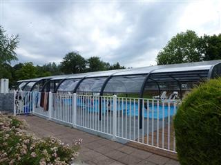 La piscine couverte et chauffée du Camping La Pindière, camping 3 étoiles, emplacement camping, location mobil home à Héric près de Nantes et Canal de Nantes à Brest en Loire Atlantique